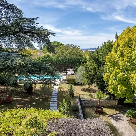 Augusta Отель Сен-Поль-Труа-Шато